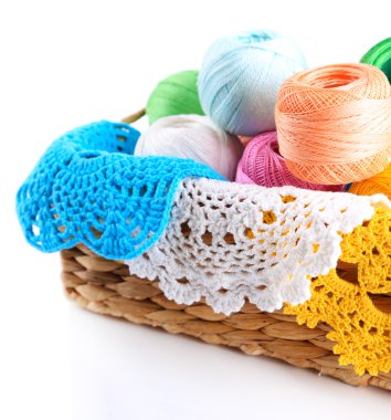 renkli iplik topları üzerinde beyaz izole hasır sepet örme için