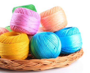 renkli iplik topları hasır mat, üzerinde beyaz izole örme için