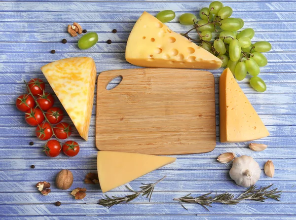 不同的意大利奶酪，木制的桌子上 — 图库照片