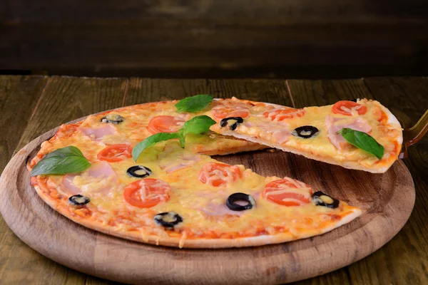 Välsmakande pizza på tabell närbild — Stockfoto