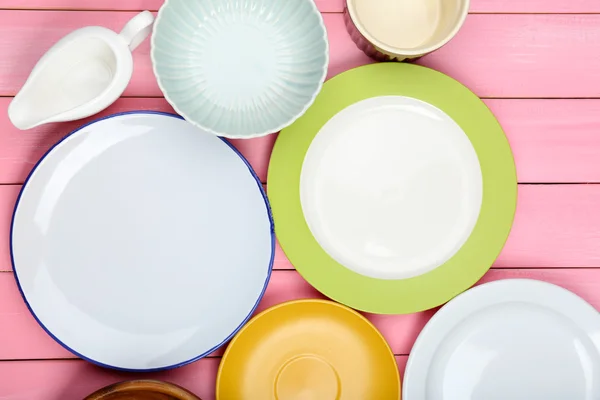 Různé nádobí na dřevěné pozadí — Stock fotografie