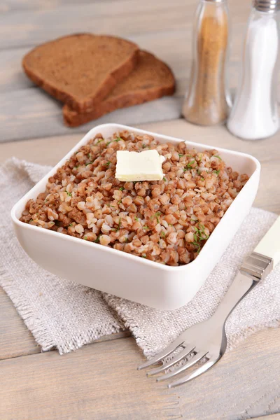 Boiled buckwheat in bowl on table close-up — Stock Photo, Image