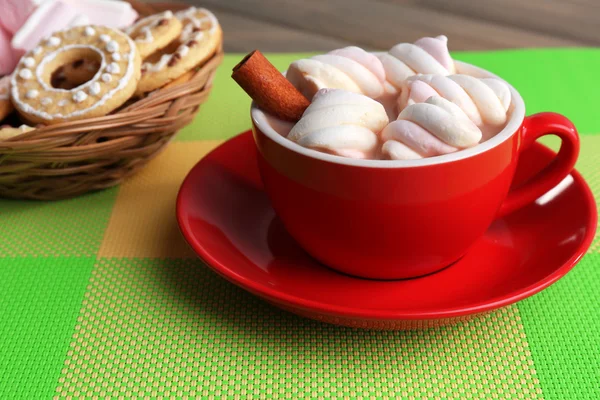 Xícara de chocolate quente com marshmallows — Fotografia de Stock