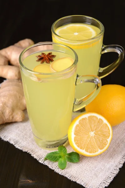 Здоровий імбирний чай з лимоном і медом на столі крупним планом — стокове фото