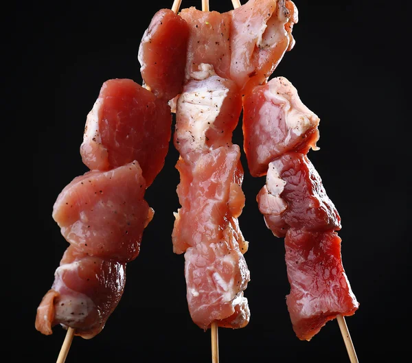 Ruwe varkensvlees kebab op zwarte achtergrond — Stockfoto
