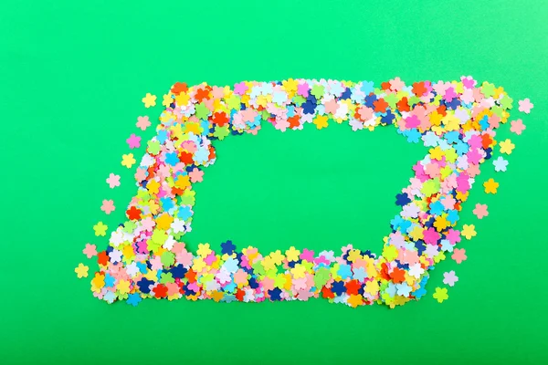 Confetti frame on green background — Stock Photo, Image