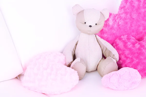 Brinquedo de urso com travesseiros no sofá — Fotografia de Stock