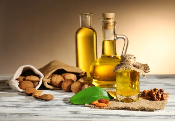 Aceite de nuez y nueces sobre mesa de madera — Foto de Stock