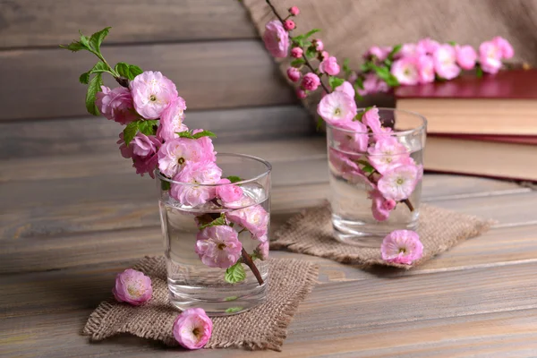 Krásné ovoce květu ve skle na stůl na šedém pozadí — Stock fotografie