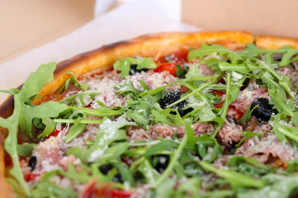 Pizza com arugula, close-up — Fotografia de Stock