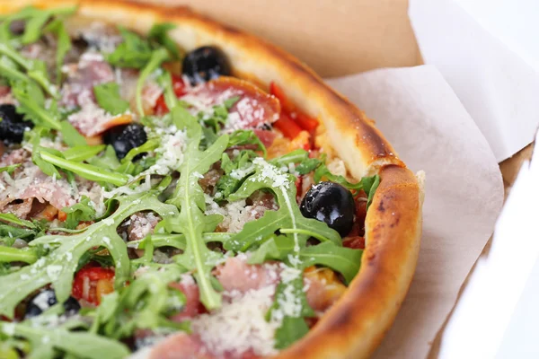 Pizza with arugula, close-up — Stock Photo, Image