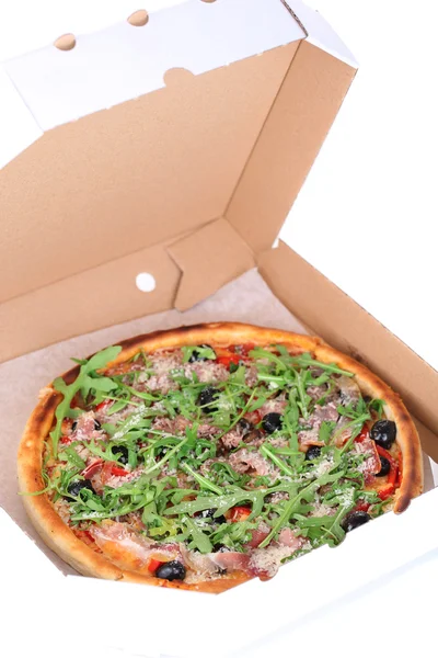 Pizza com arugula isolada em branco — Fotografia de Stock