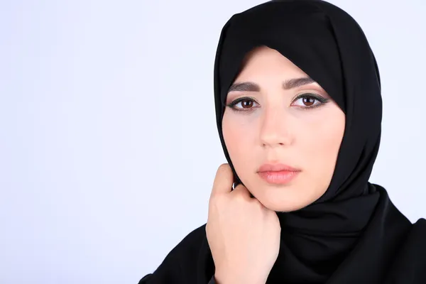 Mooie Arabische Moslimvrouw op grijze achtergrond — Stockfoto