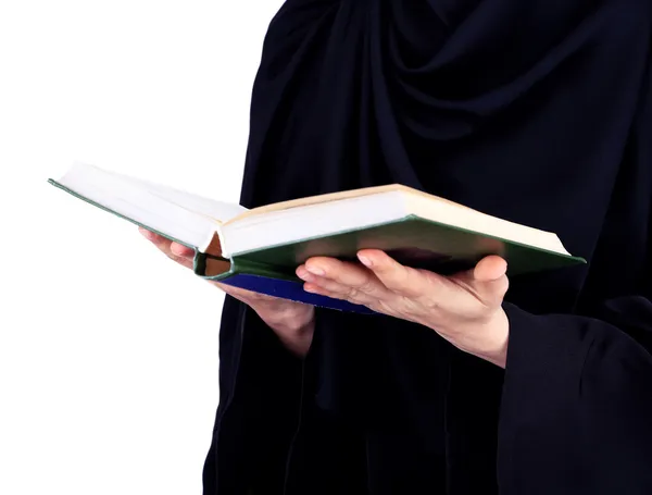Красива мусульманська арабська жінка читає книгу на сірому фоні — стокове фото