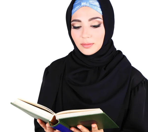 Mulher árabe muçulmana bonita ler livro sobre fundo cinza — Fotografia de Stock