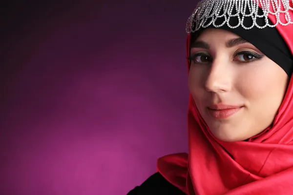 Schöne muslimische arabische Frau auf dunklem Hintergrund — Stockfoto