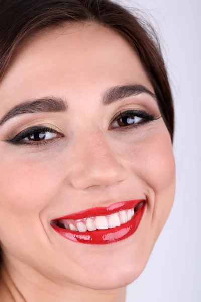 Lachende vrouw met rode lippen close-up — Stockfoto