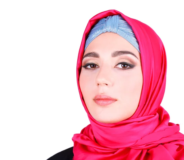 Schöne muslimische arabische Frau auf grauem Hintergrund — Stockfoto