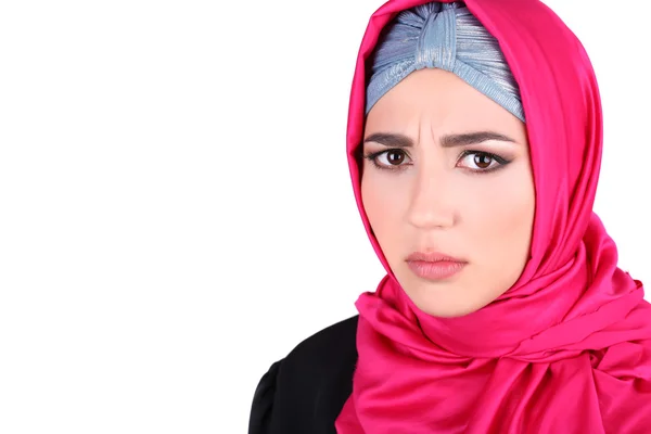 Schöne muslimische arabische Frau auf grauem Hintergrund — Stockfoto