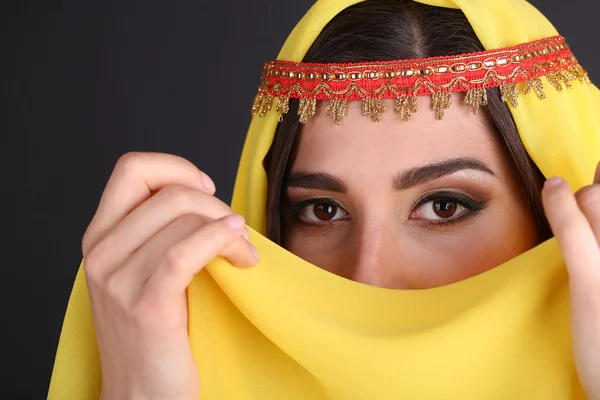 Schöne orientalische Mädchen auf dunklem Hintergrund — Stockfoto