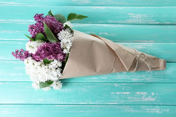 Hermoso ramo de flores de color lila sobre fondo de madera — Foto de Stock