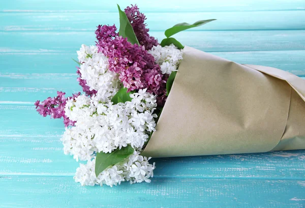 Mooi boeket van lila bloemen op een houten achtergrond kleur — Stockfoto