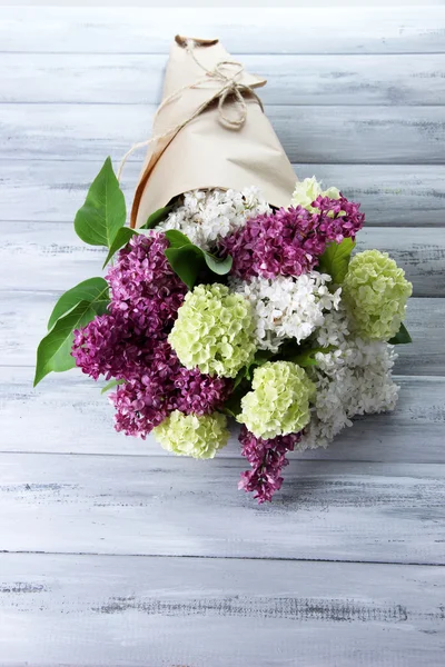 Mooi boeket van Lentebloemen op een houten achtergrond kleur — Stockfoto