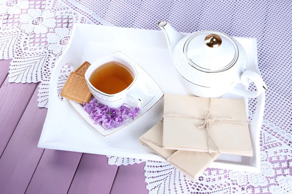Composição com xícara de chá, cartas antigas na bandeja, na cor de fundo de madeira — Fotografia de Stock
