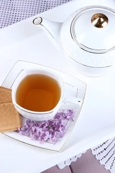 Composição com xícara de chá, bule na bandeja, na cor de fundo de madeira — Fotografia de Stock