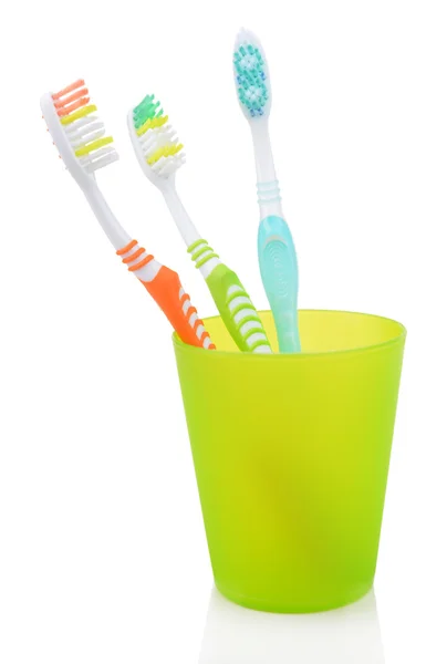 Escovas de dentes em vidro isoladas em branco — Fotografia de Stock
