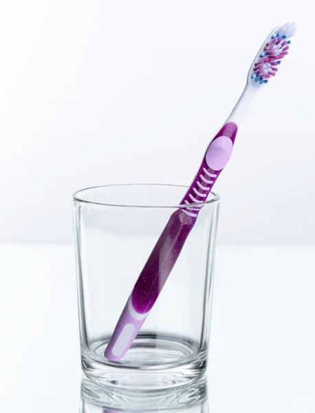 Tandenborstel in glas geïsoleerd op wit — Stockfoto