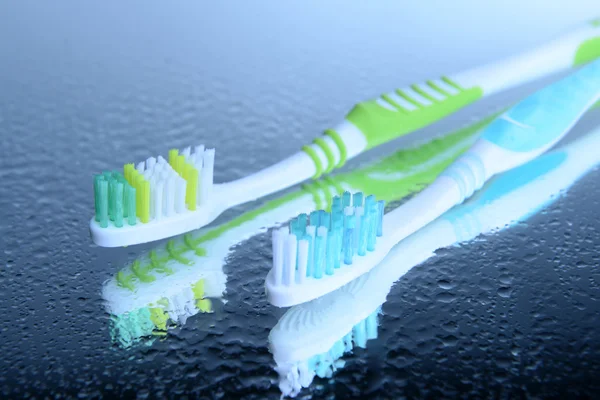 Escovas de dentes no fundo azul — Fotografia de Stock