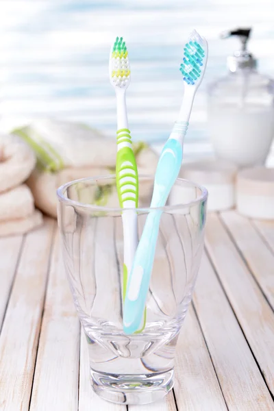 Brosses à dents en verre sur table sur fond clair — Photo