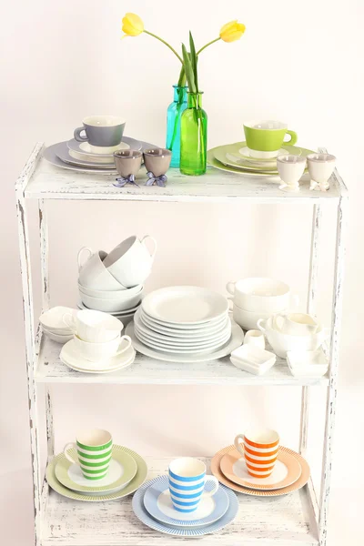 Różne naczynia na półce, na białym tle — Zdjęcie stockowe