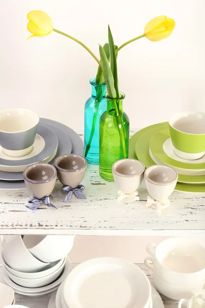 Różne naczynia na półce, z bliska — Zdjęcie stockowe