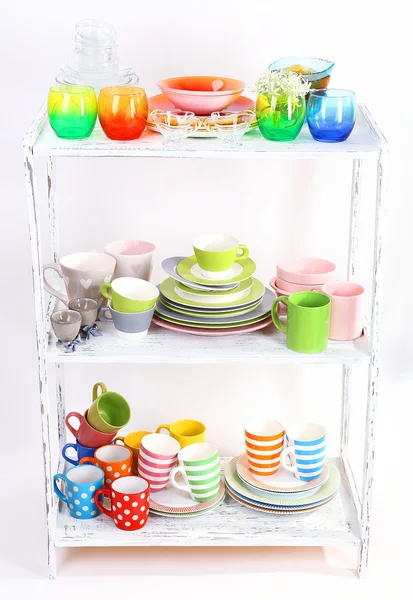 Vaisselle différente sur étagère, isolée sur fond blanc — Photo