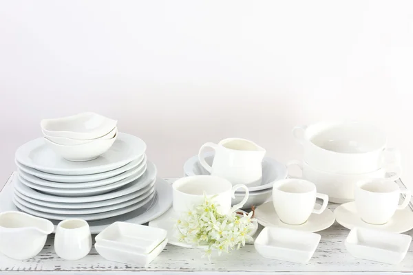 Különböző edények polcon, elszigetelt fehér — Stock Fotó