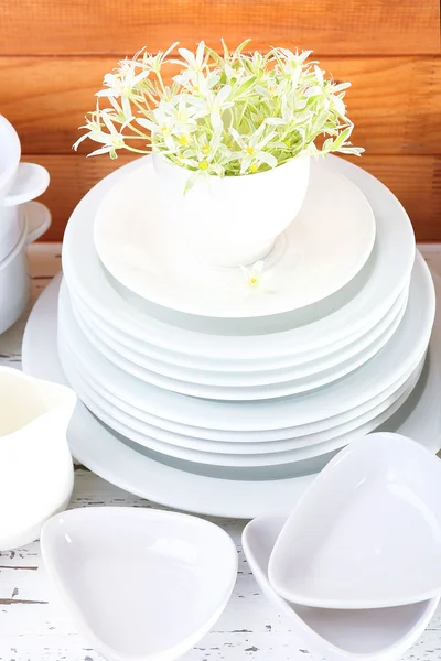 Různé nádobí na polici, na dřevěné pozadí — Stock fotografie