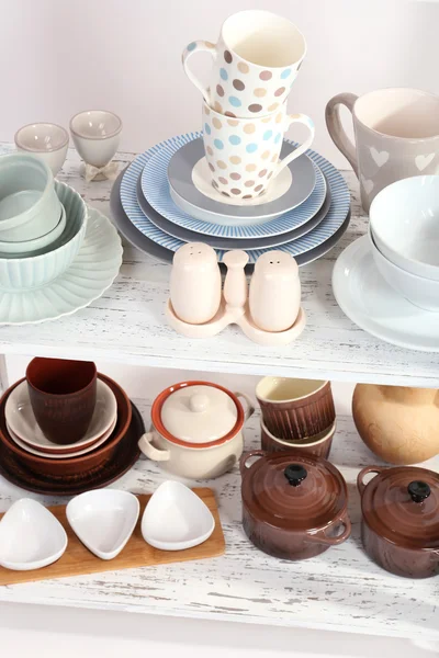 Různé nádobí na polici, zblízka — Stock fotografie