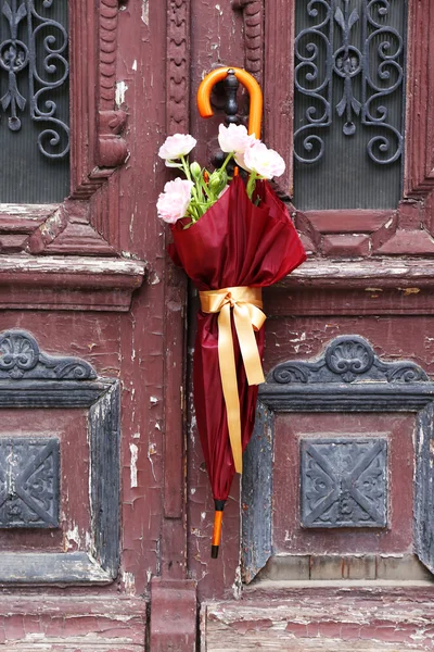 Belles tulipes en parapluie sur de vieilles portes en bois — Photo