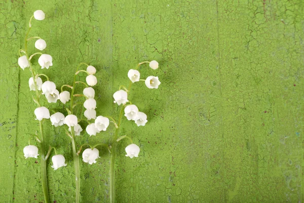 Mooie lelies van de vallei op oude houten achtergrond — Stockfoto