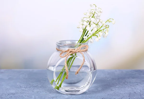 美しいユリの谷明るい背景にガラス花瓶 — ストック写真