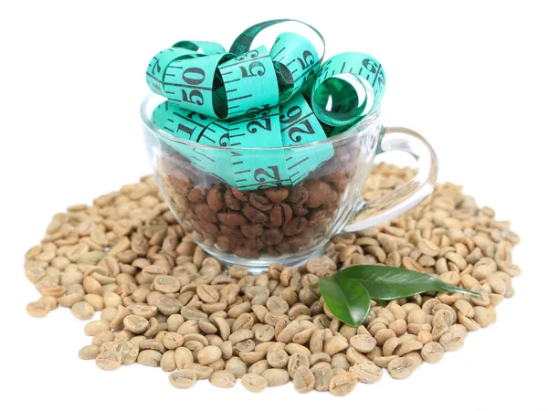 Ham yeşil kahve çekirdekleri cam Kupası ve ölçüm bandı, üzerinde beyaz izole. Kilo kaybı kavramı — Stok fotoğraf