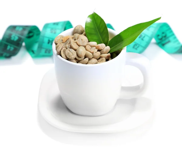 Syrové zelené kávové boby v poháru a Měřické, izolovaných na bílém. Koncepce úbytku hmotnosti — Stock fotografie
