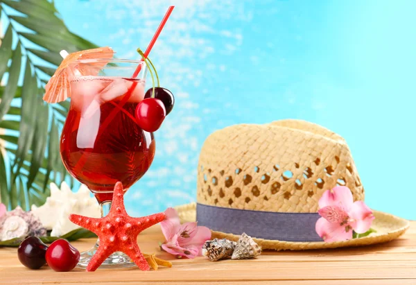 Refreshing cherry cocktail on beach table — Stock Photo, Image