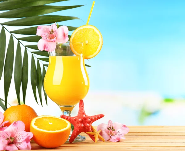 Erfrischender orangefarbener Cocktail auf Strandtisch — Stockfoto