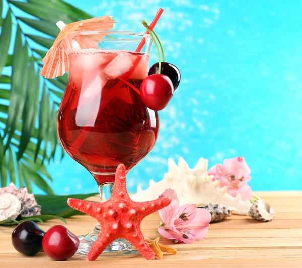 Refrescante cóctel de cereza en la mesa de playa — Foto de Stock