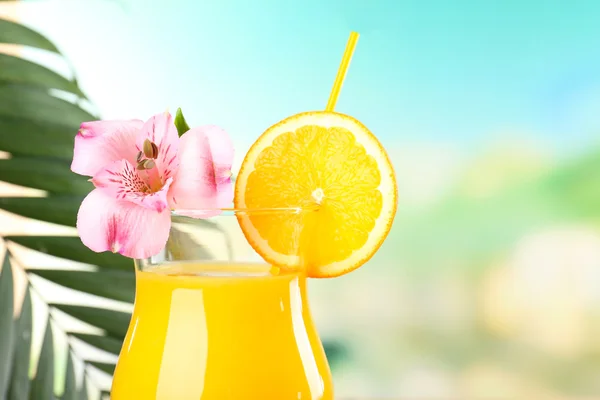 Cocktail orange rafraîchissant sur la table de plage — Photo