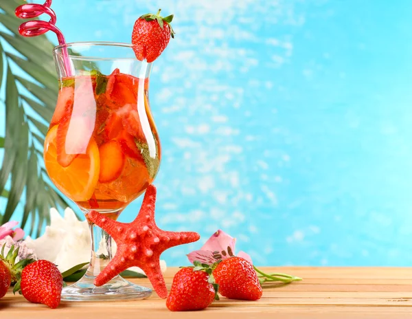 Refreshing cocktail on beach table — Stock Photo, Image