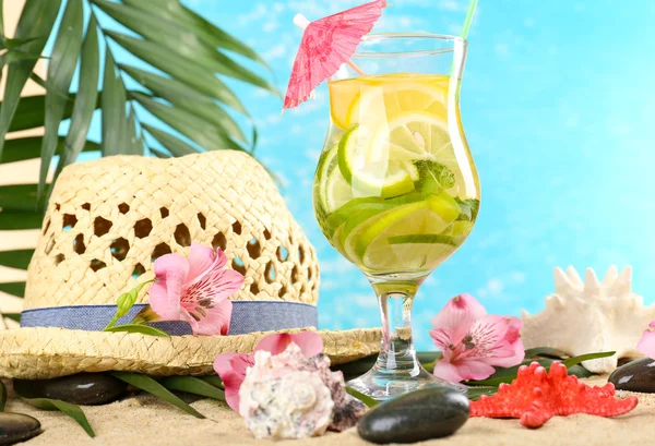 Refreshing cocktail on sand beach — Stock Photo, Image